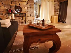 Maisons de vacances Hebergement Deluxe avec Grand Jacuzzi et Sauna Millau : photos des chambres