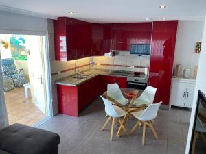 Relax and enjoy with a view of El Teide and sea