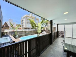 025 - Residencial com Piscina e Jacuzzi em Bombas