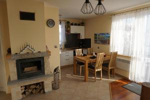 Uroczy Domek z Kominkiem