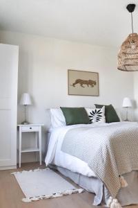 Golfinspirerat boende med cyklar, pool och tennisbana