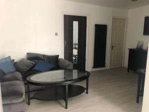 Cosy 3 Bedroom NEC House, Free WiFi, Netflix, Driveway Parking, Sleeps 6, Ideal for Families, Contractors & Corporates, Renovated To High Standard!