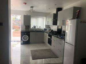 Cosy 3 Bedroom NEC House, Free WiFi, Netflix, Driveway Parking, Sleeps 6, Ideal for Families, Contractors & Corporates, Renovated To High Standard!