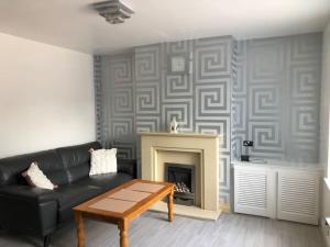 Cosy 3 Bedroom NEC House, Free WiFi, Netflix, Driveway Parking, Sleeps 6, Ideal for Families, Contractors & Corporates, Renovated To High Standard!