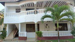 Elnas Haven Diani Palms - 5min walk to the beach, serene and culinary services