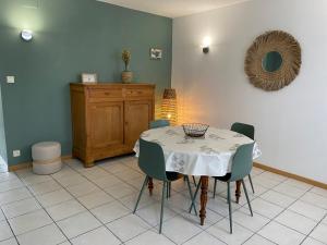 Maisons de vacances Maison de village avec jardin 15mn des plages, wifi, 2 chambres, jardin : photos des chambres