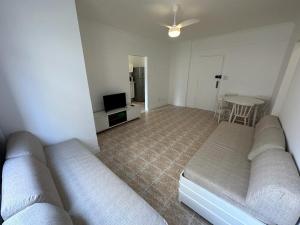 Ap 1! Super aconchegante, apenas 250 metros da praia da Enseada!