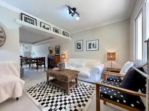 Casa TRIPLEX 3 dorm a 6QD RUA COBERTA CANELA - Canela