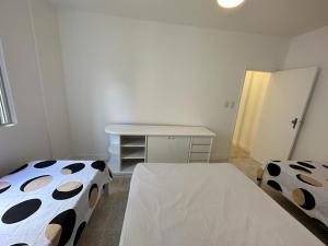 Ap 1! Super aconchegante, apenas 250 metros da praia da Enseada!