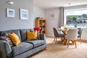 8 Mayflower Court - Apartment with river views, parking and on the level