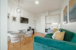 Downtown Premium Apartment by Vacationy