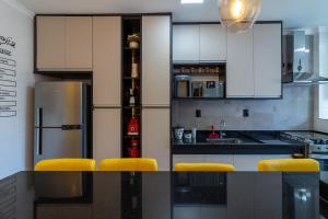 Refúgio Aconchegante no Canto do Forte Apê com 2 Quartos, Suíte, Wi-Fi e Garagem