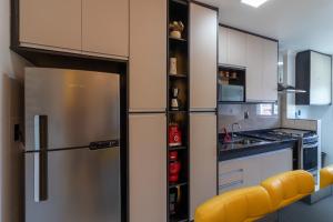 Refúgio Aconchegante no Canto do Forte Apê com 2 Quartos, Suíte, Wi-Fi e Garagem