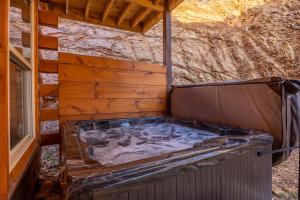 5Bd5B Amazon Cabin with 2 HotTubs, Thtr &Game Rm,1mi to the Parkway! 4mi to Dollywood