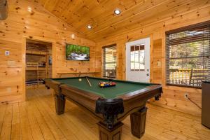 5Bd5B Amazon Cabin with 2 HotTubs, Thtr &Game Rm,1mi to the Parkway! 4mi to Dollywood