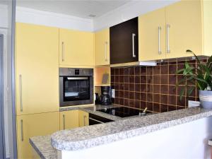 Bel Appartement avec Terrasse, Parking Privé et Vue sur Mer à Perros-Guirec - FR-1-368-151