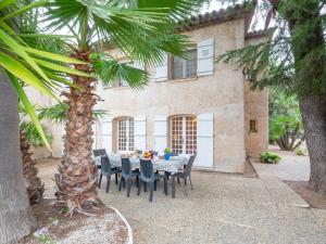 Apartment Le Bouisset by Interhome