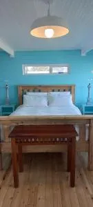 The Blue Room - Donkergat