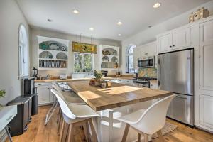 Walk to Downtown: Pet-Friendly Millerton Home!