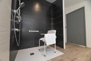 B&B / Chambres d'hotes Les Chambres d'Aurore : Chambre Lit King-Size avec Douche Accessible en Fauteuil Roulant - Adaptée aux Personnes à Mobilité Réduite