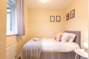 Cheerful 3 Bedroom house sleeps 7 in Peterborough