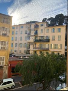 Studio Nice Le Palais, avec cuisine et espace repas séparés, dans immeuble niçois, Port de Nice, Vieux Nice, Place du pin et Garibaldi, Colline du château, à 2 minutes de la promenade des Anglais