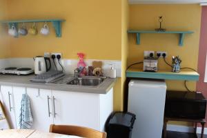 Redwood Lodge, Dee Valley Stays - cosy microlodge with detached private shower & WC