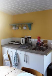 Redwood Lodge, Dee Valley Stays - cosy microlodge with detached private shower & WC