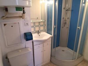 T2 Bord de Mer - 4 Pers - 50m Plage - 150m Commerces - Parking - TV - FR-1-81-228