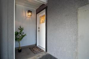 Bright private suite near Departure Bay beach