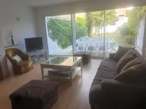 Maison pour 7 au cœur de Royan, jardin clos, proche plage et centre-ville, Wifi inclus - FR-1-494-71 - رويان