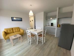 Appartement 3 pièces rénové avec piscine à Quiberon - Balcon, parking, proche plage - FR-1-478-207