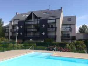 Appartement 3 pièces rénové avec piscine à Quiberon - Balcon, parking, proche plage - FR-1-478-207