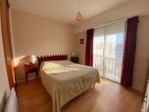 Appartement T3 Royan, proche de la plage, balcon, dernière étage, cuisine équipée, parking facile - FR-1-494-124