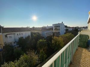 Appartement T3 Royan, proche de la plage, balcon, dernière étage, cuisine équipée, parking facile - FR-1-494-124