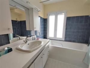 Bel Appartement 3* au Centre de Perros-Guirec avec WIFI, Balcon et Parking - FR-1-368-337