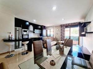 Apartamento con terraza y piscina