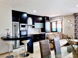 Apartamento con terraza y piscina