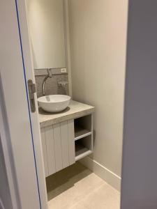 Apto novo a uma quadra da praia