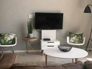 Urban Awe Apartment: iTowers 21st Floor