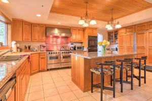 Mtn and Lake Views Incline Village Ski Chalet