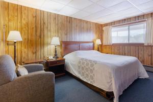Deluxe King Room room in Knob Hill Motor Lodge