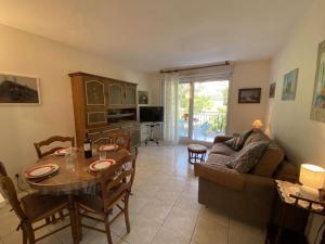 Appartements Appartement 2P calme avec piscine, terrasse et parking - Frejus - FR-1-226A-78 : photos des chambres