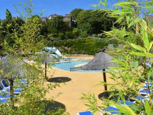 Maisons de vacances Maison Duplex 3P 6 Pers avec Piscines, Terrasses, Parking et Animaux Admis - Salavas - FR-1-382-16 : photos des chambres