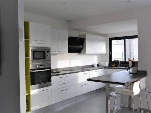 Villa climatisée 3 chambres avec piscine privée, proche centre-ville de Ruoms - FR-1-382-96