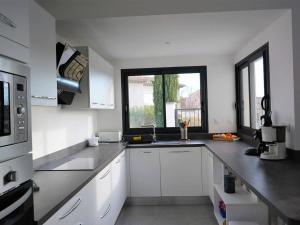 Villa climatisée 3 chambres avec piscine privée, proche centre-ville de Ruoms - FR-1-382-96