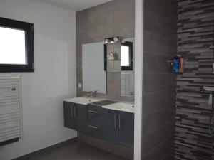 Villa climatisée 3 chambres avec piscine privée, proche centre-ville de Ruoms - FR-1-382-96