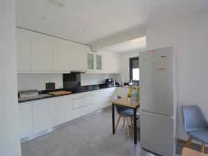 Villa 4 Suites avec Spa de Nage, Terrasse et Clim - Proche Centre Ruoms - FR-1-382-149