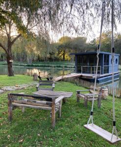 Campings Ecolodge Charles Ashton Hebergement insolite sur l'eau : photos des chambres