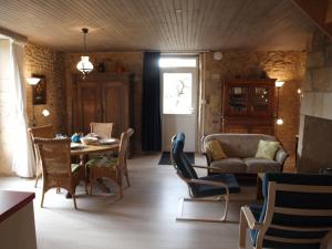 Maisons de vacances Three lovely g tes surrounded by nature with private swimming pool and garden : photos des chambres